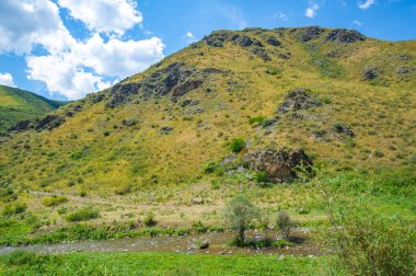 Kayalık bir kanyonda doğanın dingin güzelliğini hissedin. Kayalık arazide akan bir nehrin huzur verici varlığını hisset. Kendini dağ çölünün sükunetine bırak..