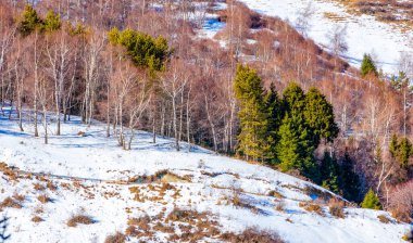 dağlar kış ve kar. Dağların yüksek güzelliğine uzaktan ya da yakından hayran olsan da ne kadar büyüleyici olduklarını inkâr edemezsin..