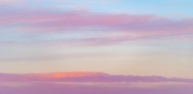 Gökyüzü, bulutlar hayatıma yağmur veya fırtına getirmek için değil günbatımı gökyüzüne renk katmak için giriyor. Güneş her zaman bulutların üzerinde parlar.