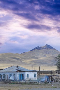 Çayır, düz, çöl. Evlerin sakinleri, her pikselin keşfedilmeyi bekleyen bir hikaye barındırdığı belirsizlik diyarına girerler. Sonsuz Olasılıklar