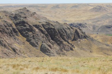 Güneşli bozkırlarda çarpıcı kaya oluşumlarını araştırın. Manzaranın doğal güzelliğinin tadını çıkar. Eşsiz jeolojik özelliklerin içinden geç. Yol boyunca gizli mağaralar ve yarıklar keşfedin..