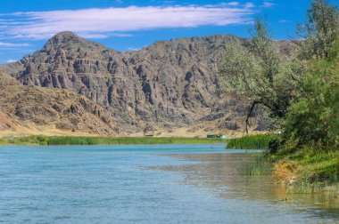 Bozkır manzarasının nefes kesici güzelliğinin tadını çıkar. Sakin bir ortamda rahatla ve gevşe. Nehir ve kayalıklarda gün batımını seyredin. Doğayla uyum içinde hisset.