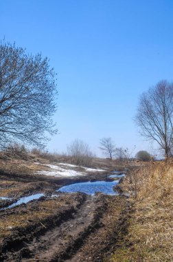 Sarı tarlalar ve solmuş otlar eşsiz bir ilkbahar manzarası yaratır. Yapraksız ağaçlar mevsimin engebeli güzelliğini artırır. Karların son izleri bir parça kışa yol açar.