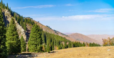 Tien Shan sırasının çarpıcı güzelliğini keşfedin. Doğanın kalbine ve sükunete doğru bir yolculuk. Yüksek kayalıkların üzerinde yükselen antik ateş ve huş ağaçlarına tanık olun..