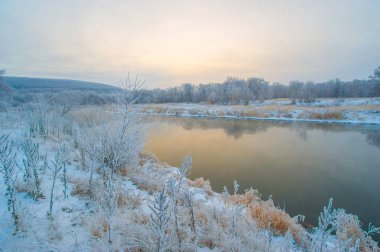 Şafakta donmuş bir nehrin cazibesini hissedin. Kendini tuhaf bir kış harikalar diyarına daldır. Şafağın altın renklerine kapıl.