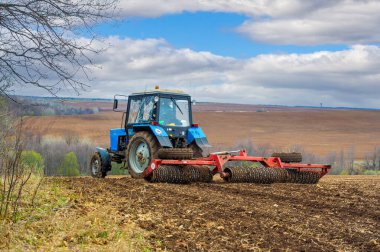 Gelişmiş teknolojimizle hassas çiftçilik deneyimi. Küçük mavi traktörün tarlayı sürerken ustaca yaptığı manevralara tanık olun. Tarım alanında mükemmellik vasıtasıyla verimli bir hasat elde edin.