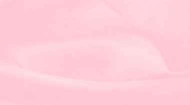 Bulanık pembe ipek kumaş. Kalabalıktan canlı bir renkle uzaklaşın. Işığı yansıtan parlak dalgalar, enfes sofistike dalgalar. Bu sıcak pembe ipek krep de chine.