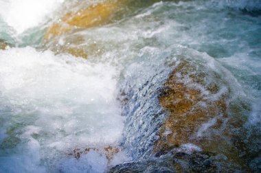 Bir dağ deresinin büyüleyici melodisini hisset. Kendini yemyeşil bir manzaraya daldır. Doğanın serenatına hayran ol..