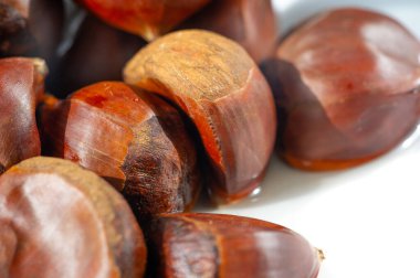 Bu narin kestane düzeniyle sonbaharın esansını hisset. Temiz beyaz bir arkaplan üzerine basit ama sofistike bir sunum. Mevsimsel zarafet katmak için ideal.