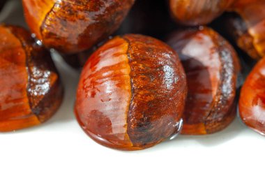 Kızarmış kestane aromasının tadını çıkar. Sonbahar dekoruna mükemmel bir katkı. Şık beyaz mobilyalar biraz zarafet katıyor. Sonbahar kokularıyla evinizde düşüşün özünü yakalayın..