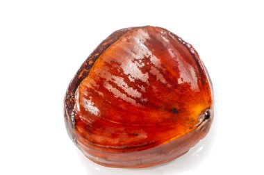 Tek bir kestanenin toprak tonunun ve zengin dokusunun tadını çıkar. Gözleriniz ve tat alma duyunuz için bu lezzetli ziyafetin faydalarını hissedin. Kestanenin doğal zarafetini ve güzelliğini tecrübe et..