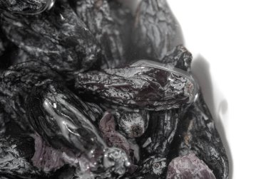 Siyah kuru üzümler yemeklerinize tatlılık katmak için idealdir. Kendi başına atıştırmak ya da yemek tarifleri eklemek için birebirdir. Güneş maksimum lezzet ve tatlılık için kurumuş.