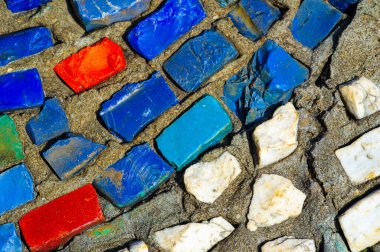 Renklerin ve şekillerin canlı bir görüntüsüne dalın. Yerel sokak sanatçılarının yaratıcılığını ve yeteneğini tecrübe edin. Şehir manzarasını açık hava sanat galerisine dönüştürür..