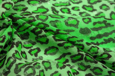 İpek kumaş yeşil, leopar desenli. Hafif leopar desenli ipek senin tasarımın için mükemmel, şık görünüyor ve kaba değil! Doku, arkaplan, desen