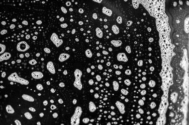 Lüks köpük banyosu yap. Güçlü deterjanla kolayca temiz tabaklar. Siyah bir tabak mutfağınızı şık ve modern gösterecek..