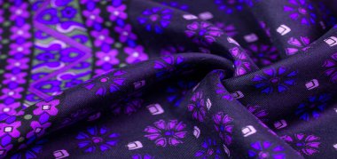 Mavi ve mor çiçekli koyu mavi ipek kumaş, yoğun kumaş, triasetat liflerine dayalı çift taraflı..