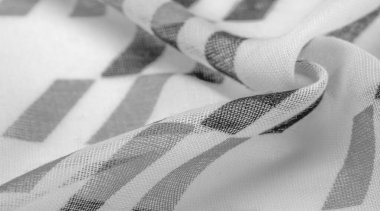 Siyah geometrik eşkenar dörtgen şekilli beyaz ipek kumaş. Karanlık. Geçmişi. Şablon.