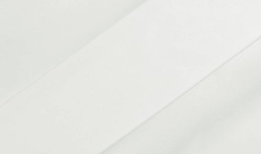 Doku - beyaz ipek. Bu antika beyaz ipek kumaşla klasik bir estetik elde et. Elinde pürüzsüz ve çıtır çıtır, zengin fildişi rengi göz kamaştırıcı bir parıltı yaratır..