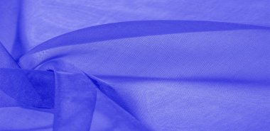Mavi ipek kumaş dokusu. Pürüzsüz, zarif mavi ipekten ya da saten kumaştan. Lüks kumaş. soyut bir arkaplan olarak kullanılabilir.