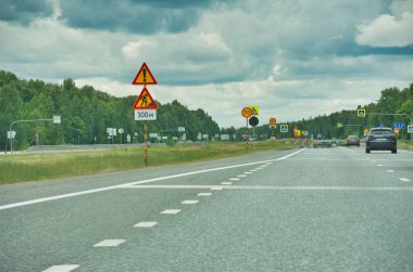 Doğada manzaralı bir yolculuğun tadını çıkar. Otoyoldaki uzun ağaçların güzelliğinin tadını çıkar. Yol boyunca giderken manzaraya hayranlık duy.