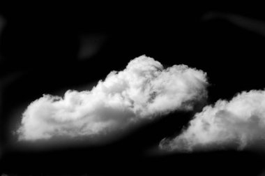 Siyah arka planda beyaz bulut. Renklerin çarpıcı kontrastı. Eşsiz ve çekici bir tasarım. Saflığın ve berraklığın sembolik temsili.