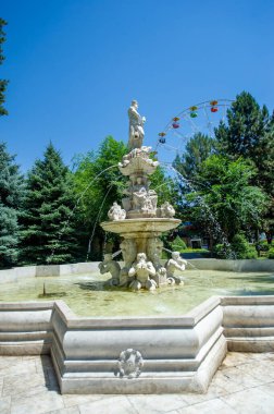 Açık hava aktivitelerinin tadını çıkarın. Piknik, barbekü ve spor gibi. Sakin ol ve güneşi sessiz yeşil bir alanda içine çek. Çocuklar oyun bahçelerinde oynayabilir ya da suya su sıçratabilir..