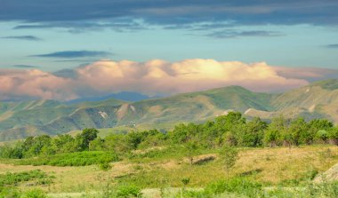 Yazın bu güzel dağ eteklerini ve görkemli dağları keşfedin. Yürüyüşün, bisikletin ve kampın tadını çıkarın. Nefes kesici manzaranın tadını çıkarın ve kendinizi doğanın güzelliğine daldırın..