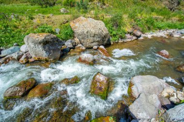 Kayalık kanyonda akan nehrin dingin güzelliğini hisset. Etrafını saran görkemli dağlara daldır kendini. Doğanın ruhuna getirdiği sükuneti ve huzuru hisset..