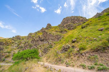 Off-road meraklıları ve macera arayanlar için ideal. Engebeli araziyi ve nefes kesici manzaraları keşfedin. Off-road sürüş yeteneklerinizi doğal ortamda test edin..