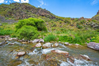 Nehrin dingin akışını görkemli kanyondan hissedin. Dağların ortasındaki doğanın çarpıcı güzelliğini keşfedin. Kendinizi nefes kesici manzaraya daldırın.