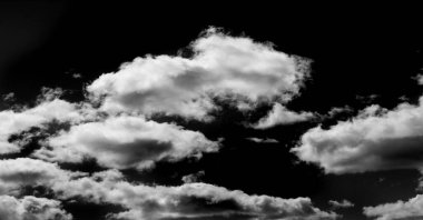 Siyah arkaplanda beyaz bulutlar var. Tasarımcı için malzeme