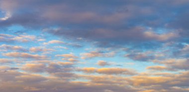 Gökyüzü, bulutlar hayatıma yağmur veya fırtına getirmek için değil günbatımı gökyüzüne renk katmak için giriyor. Güneş her zaman bulutların üzerinde parlar.