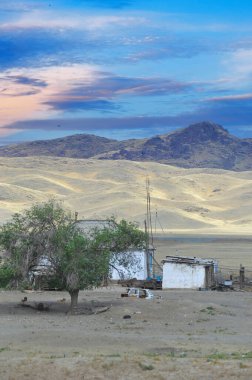 Çayır, düz, çöl. Yerleşim yerleri belirsizliğin büyüleyici cazibesini görüyor. Hayal gücünün vahşileştiği ve olanakların sınır tanımadığı bir yer. Yaratıcılığını serbest bırak.
