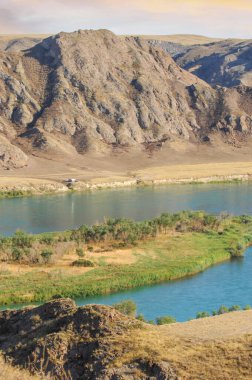Doğal kaya oluşumlarıyla çevrili nehrin huzurlu akışını hisset. Nehir kıyısında yürürken doğanın güzelliğinin tadını çıkar. Huzur ve huzur bul
