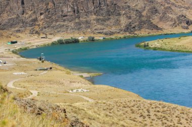 Nehirden gelen yaz suyunun ferahlatıcı tadını hisset. Bozkırda akan nehrin doğal güzelliğinin tadını çıkar. Rahatlamak için bir dakikanızı ayırın ve kayalık kıyılarda doğayla bağlantı kurun.