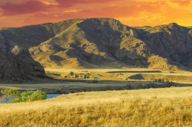 Yaz bozkırlarının güzelliğini ve görkemli nehrini keşfedin. Büyük nehirde rafting yapmanın heyecanını yaşayın. Nehir kıyısındaki eşsiz bitki örtüsünü ve faunayı keşfedin..