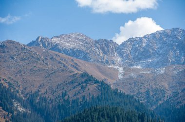 Sonbahar zirvelerinin nefes kesici güzelliğini tecrübe et. Kendini parlak altın renkleri denizine daldır. Doğanın sonbahar ihtişamından ilham alın..