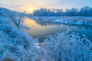 Güneş buzlu nehrin üzerinde batarken doğanın güzelliğini hissedin. Yanan turuncu ve pembe gökyüzünün nefes kesici manzarasına tanık olun. Kendini kışın sihrine bırak.