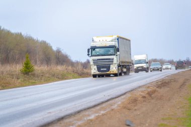 Ağır araçlar ilkbaharda yollarda hasara yol açabilir. Yay yolu bakımı ağır araç güvenliği açısından kritik önem taşıyor. 2013 Tataristan Rusya 'da ağır araçlar kullanırken sürücülerin dikkatli olması gerekiyor.