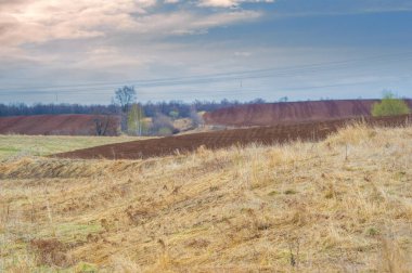 Zamanda donmuş bir anı deneyimleyin, sabanla sürülmüş bir tarlanın muhteşem bir günbatımının engin genişliğiyle buluştuğu anı. Bu kırsal arazinin saf güzelliğine hayran kaldım, büyüleyici manzara.