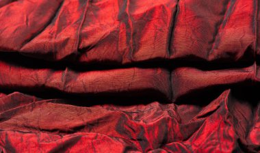 Kırmızı kumaş. Bu önü saten, arkası krep olan orta ağırlıklı bir ipek. Zarif, zengin kumaşlar ve güzel parıltılar lüks tasarımlara izin verir..