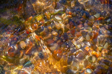 Dokunulmamış doğaya dalın ve doğayla bağlantı kurun. Bir dağ deresinin rahatlatıcı seslerini hisset. Her taşın güzelliğini ve suyun üzerindeki ışığı takdir et..