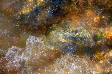 Bir dağ deresinin rahatlatıcı sesini hisset. Doğayla bağlantı kur ve iç huzuru bul. Bırak akan su seni enerjiyle doldursun ve ruhunu tazelesin..