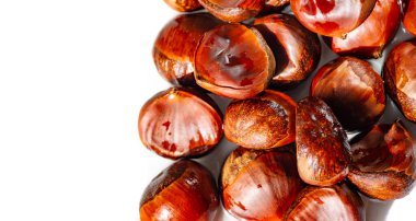 Sevgi ve doğa yolculuğuna çıkın. Kestane ağaçlarıyla birlikte. İyilik şeklinde düzenlenip mevsimin hediyelerini kutlayın. Kestane Tekniği