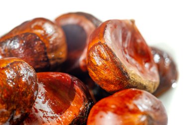 Sonbaharın güzelliğini kestane ağaçlarının çarpıcı görüntüleriyle yaşayın. Bir fotoğrafta sezonun özünü yakalayın. Kendinizi bu nefes kesici görüntüyle huzurlu bir sonbahar anına taşıyın..