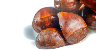 Kestane koleksiyonu ile sonbahar atmosferinin sıcaklığını ve sıcaklığını hisset. Minimalist beyaz tabağımızla basit sonbahar zevklerinin tadını çıkarın. Masasında dolgun kestaneler.