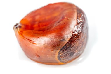 Tek bir kestane cevizinin karmaşık detaylarını doğanın zarif desenine karşı yakalayan bir makro çekim. Güzelliği Kapat