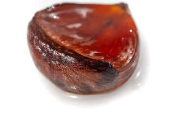 Her ısırıkta kestanenin zengin dokusunu ve toprak tonunu hisset. Faydalı özelliklerinin ve bu doğal lezzetin tadını çıkarın. Kendinize tek bir kestanenin zarafetiyle ikram edin.