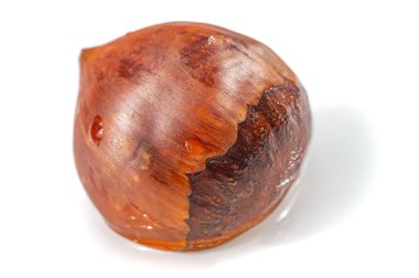 Kestanenin güzel altın tonları çarpıcı detaylarla yakalanır. Boş beyaz tuval doğanın karmaşık ayrıntılarını yakından ortaya koyuyor. Makro fotoğrafçılığın güzelliğini tecrübe edin.