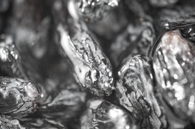 Kabarık siyah kuru üzümler yemeklere derinlik ve tatlılık ekler. Hem lezzetli hem de tatlı yemekler için evrensel bir malzeme. Salata, fırında yemek ve lezzetli yemekler..